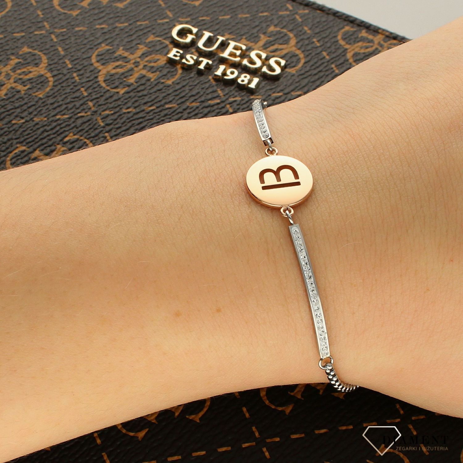 Bransoletka Nomination Italy z kolekcji Milleluci Letters. Wykonana ze stali szlachetnej, zdobiona mieniącymi się, błyszczącymi cyrkoniami pave oraz zawieszką z literą B w kolorze różowego złota..jpg